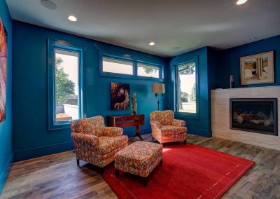 A living room with blue walls and red carpet